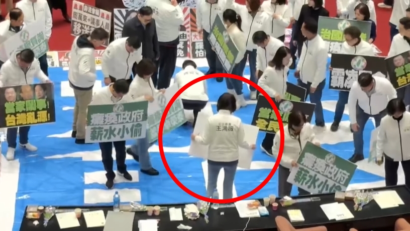 笑死!王鴻薇衝議場拆「罷」字布條 下秒慘摔「咚咚咚」畫面超尷尬
