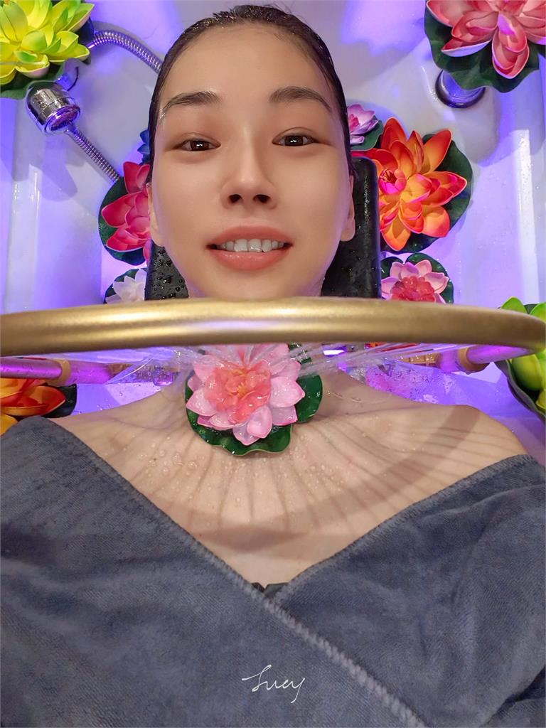 莊嚴畫面曝!越式洗髮店員布置花朵幫拍照 她見照片喊:還好有張開眼睛