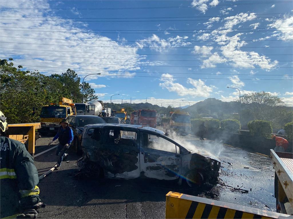 快新聞／國道3號南下寶山段5車追撞起火燃燒　現場6人輕重傷送醫