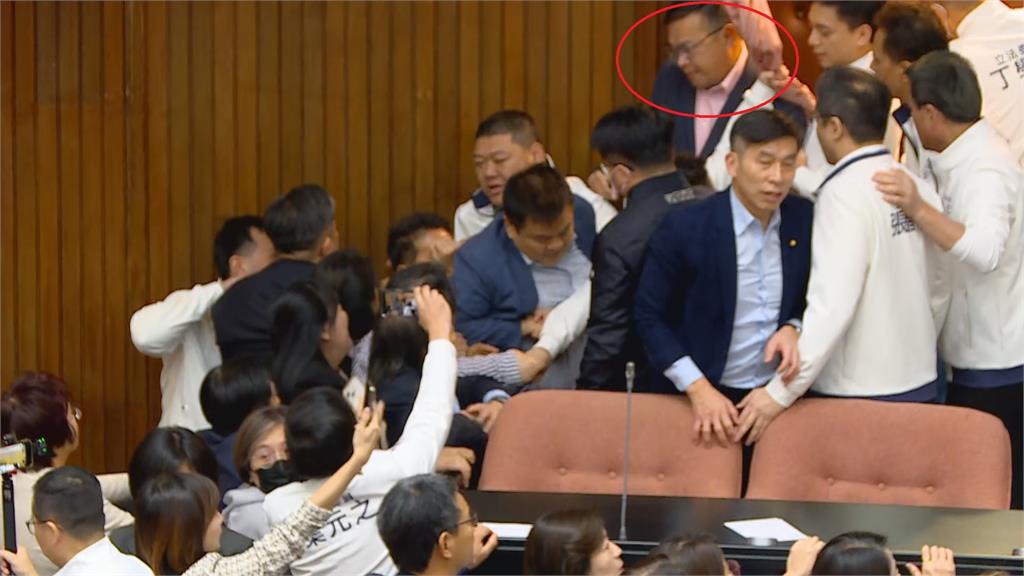 快新聞/朝野爆肢體衝突! 國民黨突襲審選罷法、反對運動部成立