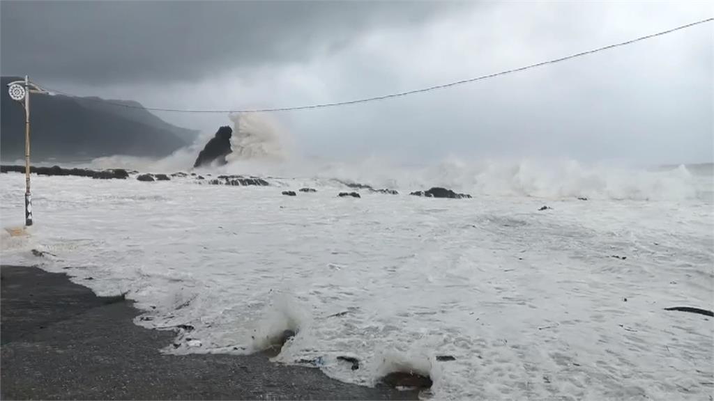 「樺加沙」來襲！離島首當其衝　蘭嶼巨浪翻湧、綠島驚現水龍捲