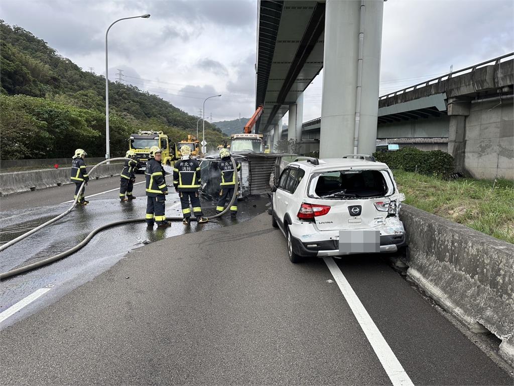 快新聞/驚!國1北上泰山段4車追撞 小貨車「遭大火吞噬」畫面曝光