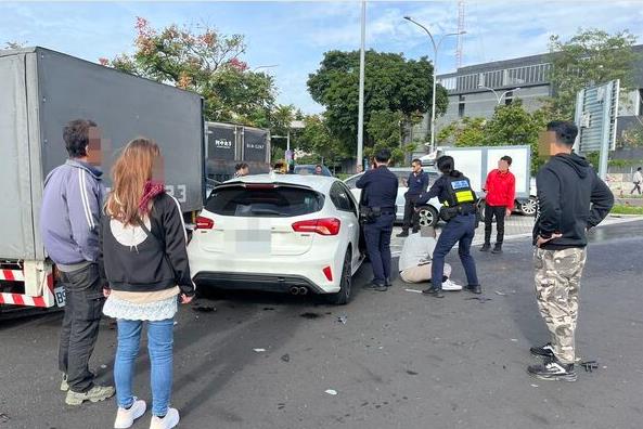 快新聞／又是楊梅休息站！青年男子疑輔助駕駛分心「連撞5車」　車頭全毀畫面曝光