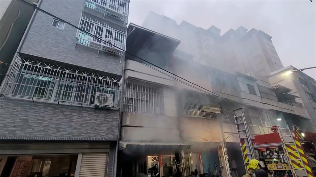 高雄鳳山民宅清晨火警! 86歲婦逃生 外籍看護受困獲救