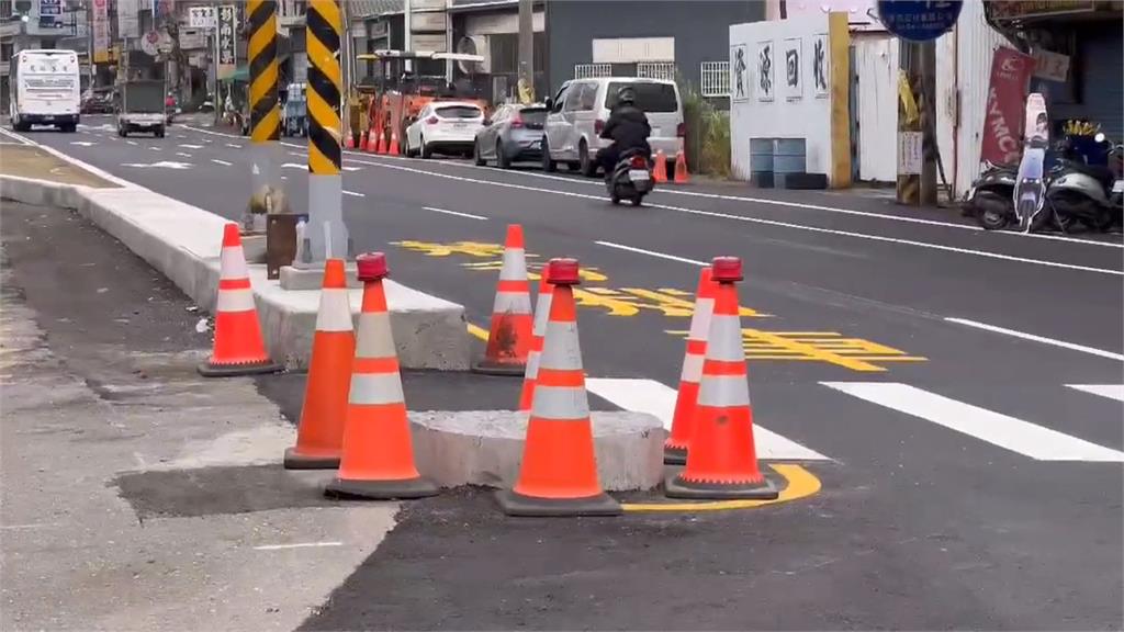 三寶過濾器? 彰化行人庇護島一早連3撞 警示牌整根慘遭撞斷