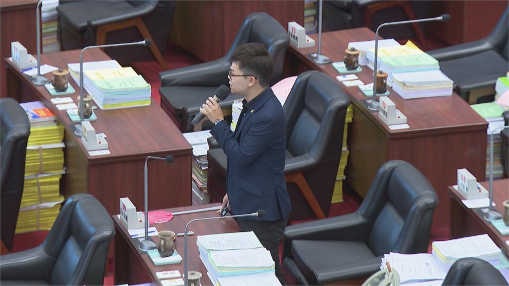 不滿韓國瑜稱「設飛彈基地」成彈靶 張博洋送蒼蠅拍給陳其邁 盼「趕走統戰蒼蠅」