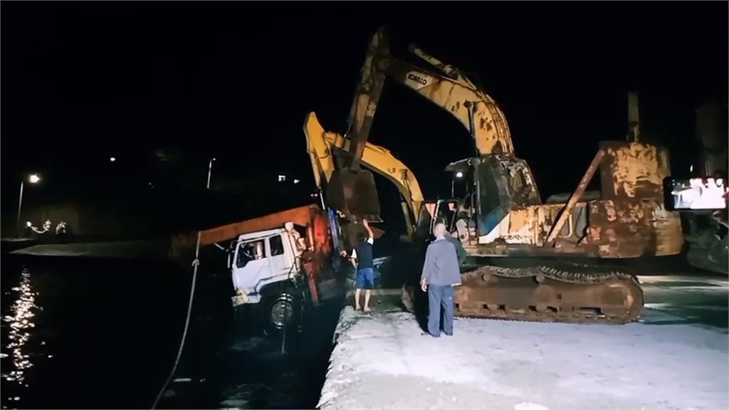 故障?工程車滑入魚港 車頭直直插水中