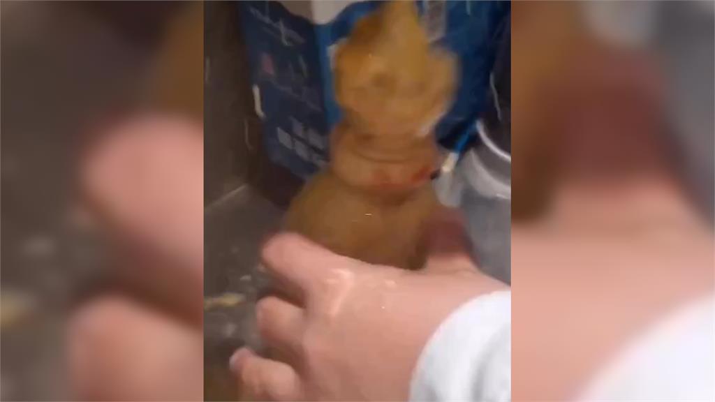 最凶「百香果綠茶」! 一擰開瓶蓋突大爆炸 女店員慘被潑滿身