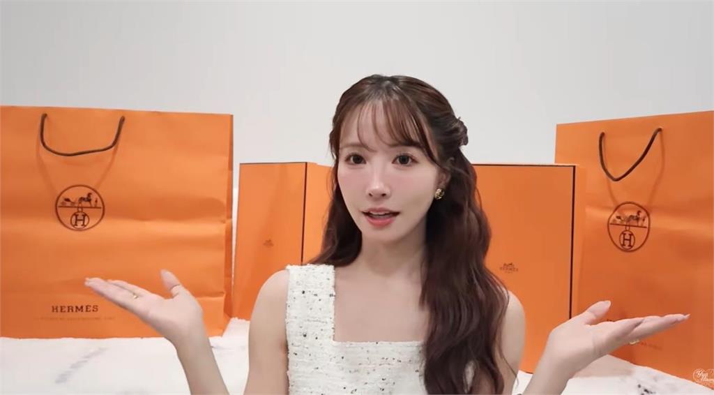 三上悠亞YT開箱精品包！被網酸「靠裸體賺錢」本人不忍回嗆了