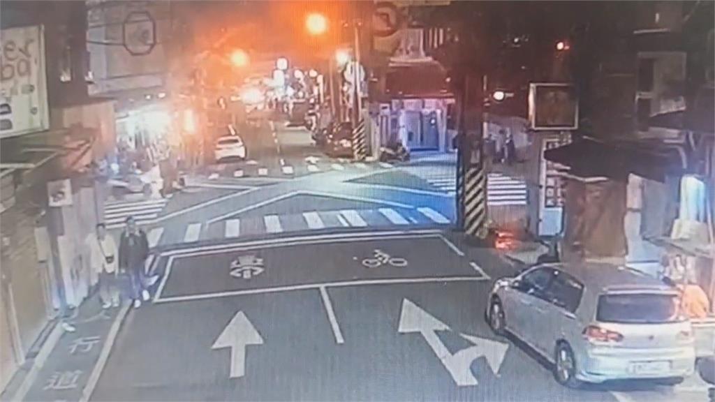 驚險!基隆機車遭擦撞 騎士「張開雙手平衡」奇蹟沒倒地