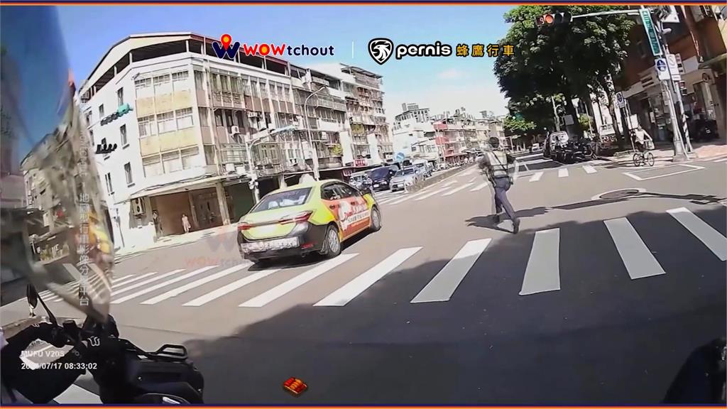 警察面前闖紅燈！計程車跑給警追　違規罰單2700元起