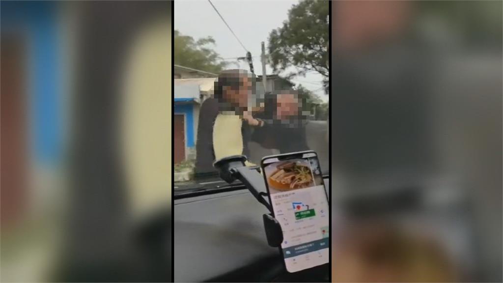 打到引擎蓋上! 兩男互毆擋道 女駕駛進退兩難