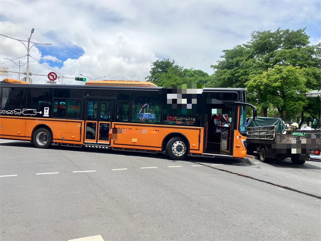 快新聞/嚇!北市公車轉彎「遭小貨車撞上」 駕駛雙腿骨折昏迷送醫