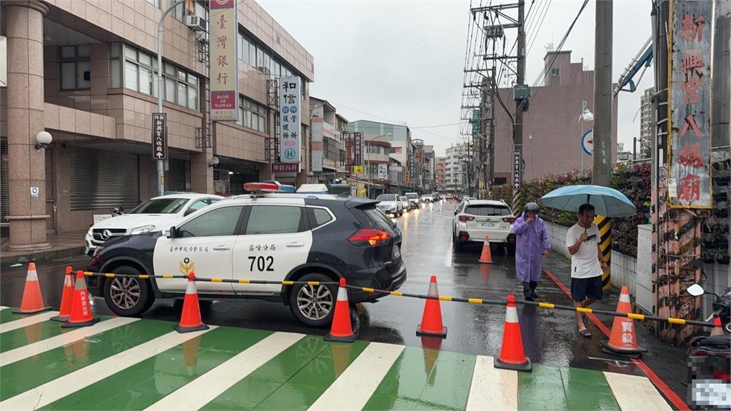 快新聞/台中大里電桿倒塌釀停電 警方冒雨交管估今中午修復