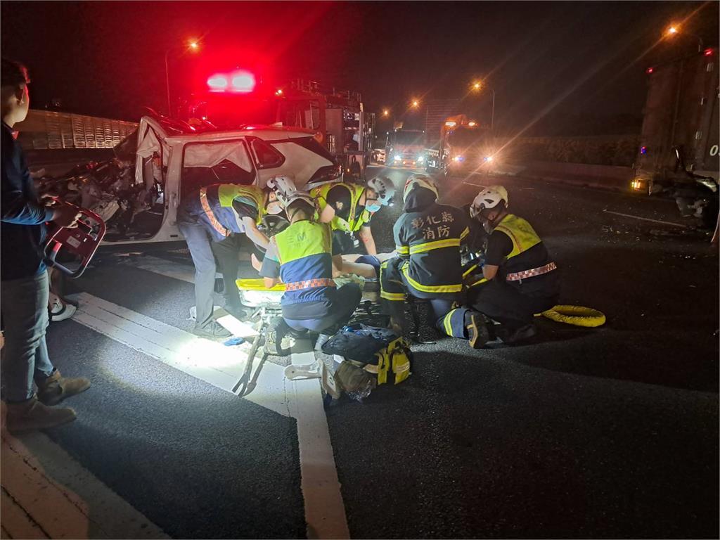 國道車禍3車連環撞　休旅車成廢鐵駕駛一度受困