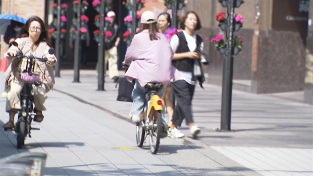 男騎YouBike等紅燈突被狠推　陌生男子竟稱「你先撞到我」