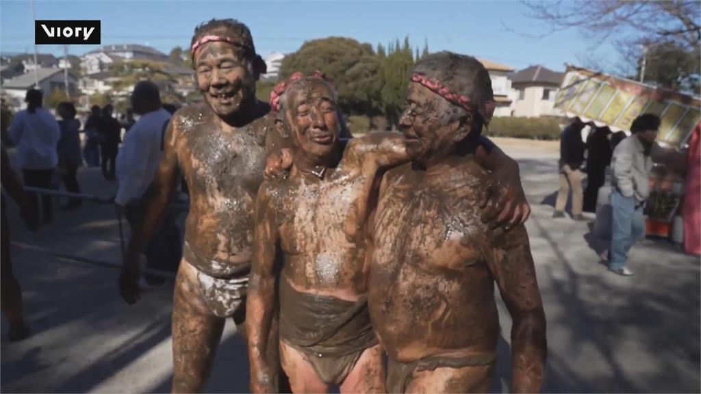 日本千葉縣「和良比裸季」 裸男泥巴中騎馬打仗