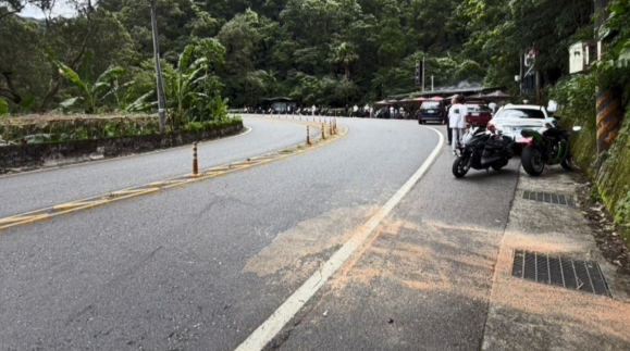 北宜財茂彎接連２起車禍　喝咖啡民眾慘遭波及嚇壞跳開