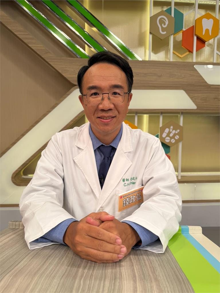 梁赫群外景奔跑鞋底整片脫落！工作人員撿起來問「還要嗎」超社死
