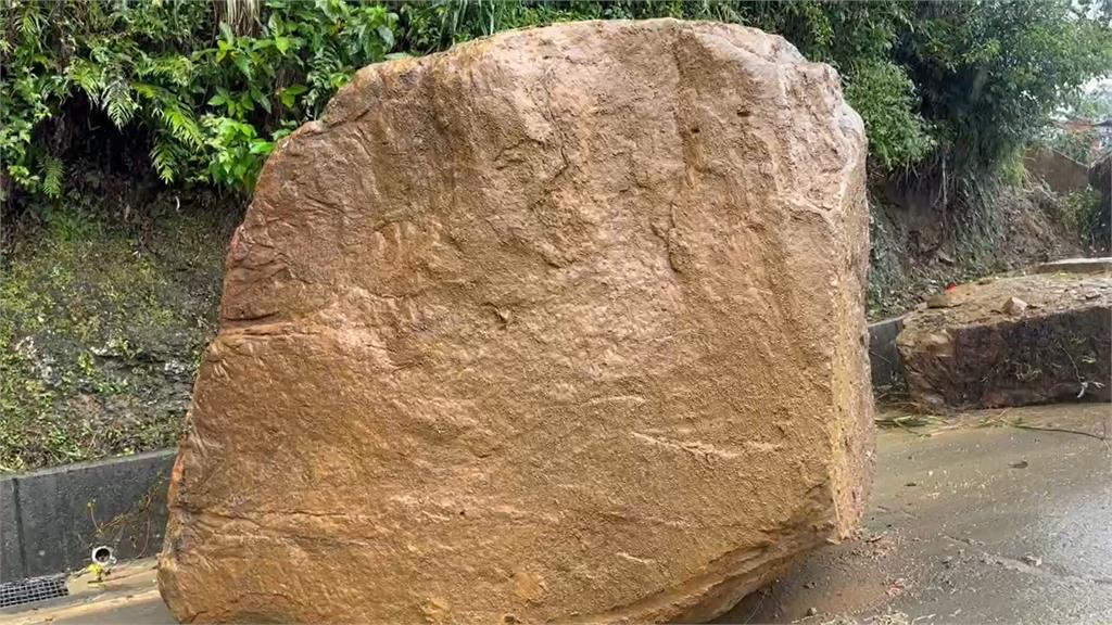 快新聞/豪雨釀災!雙溪驚現20噸落石 102線封路預計今晚搶通