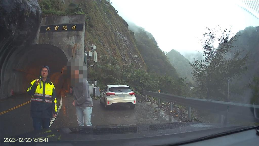 德國男子租車遊太魯閣 遭落石砸中員警神救援
