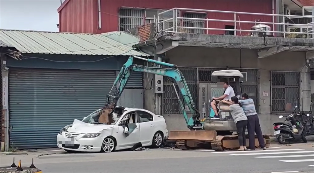 家門被臨停「聯絡不到人」!男子怒開「怪手」砸爛汽車…悽慘車況曝光嚇壞網