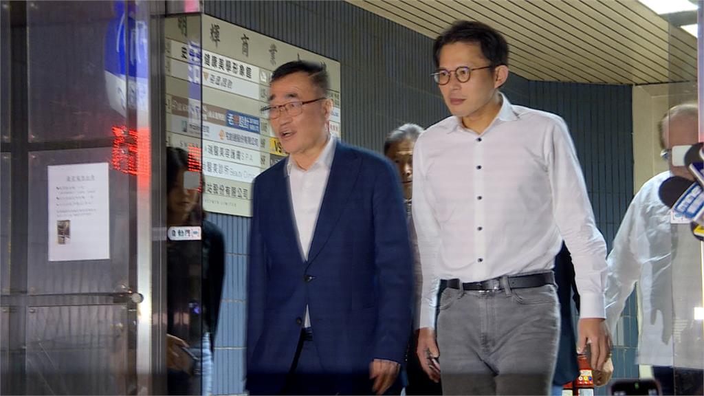 新北藍白合談妥了？　李四川、黃國昌同框受訪遭民眾怒嗆「噁心」