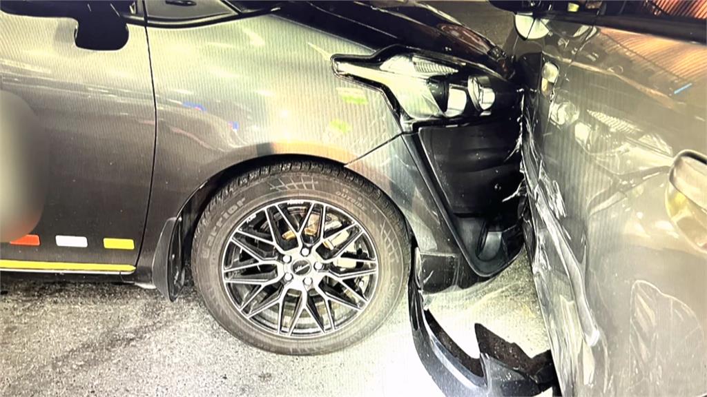 緊張?轎車洗車疑插隊爆衝突! 突「倒車暴衝」撞後車