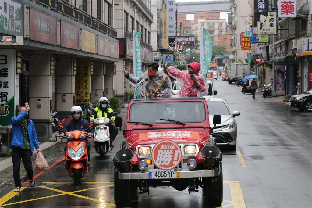 陳亭妃冒雨助陣卓冠廷！1句話急籲選民「在家顧電話」：機會稍縱即逝