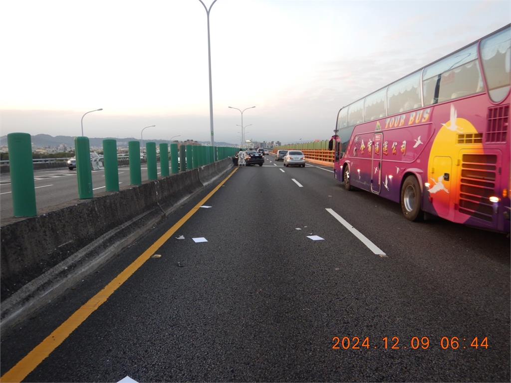 快新聞/台74詭異自撞車禍 女駕駛疑捧「火龍果」內側車道翩然起舞