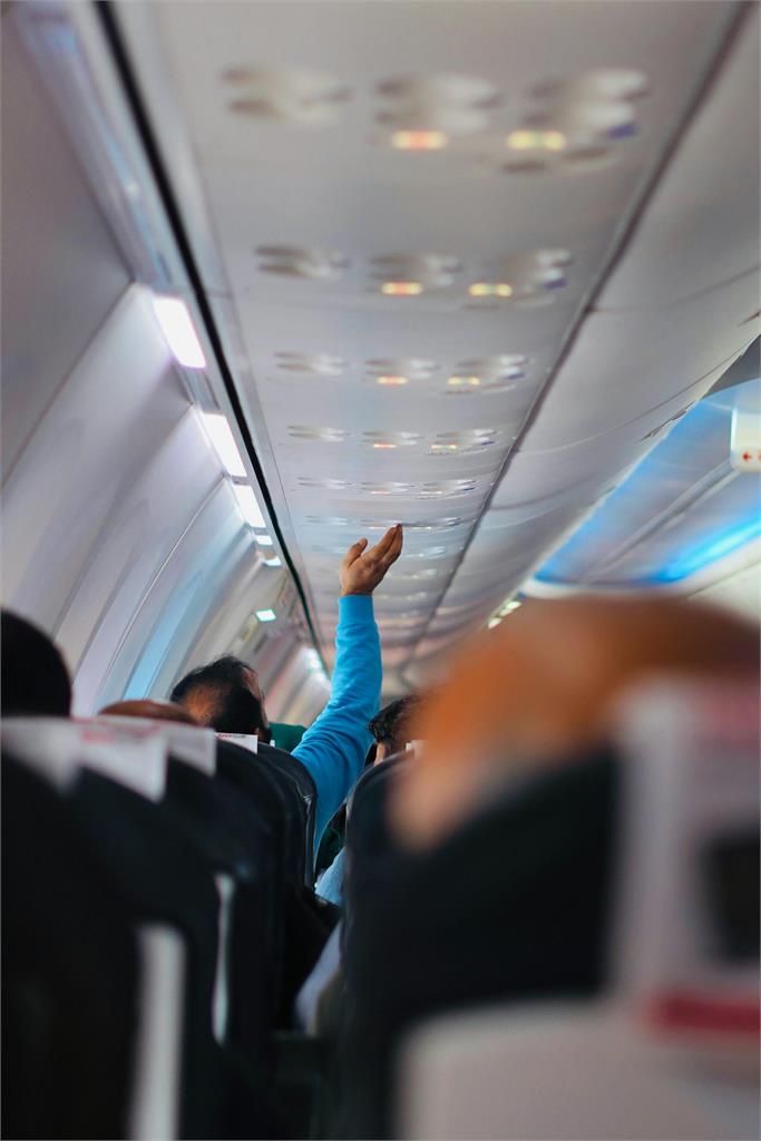 台人搭飛機「常做1行為」！他不解背後原因空姐直言：很危險