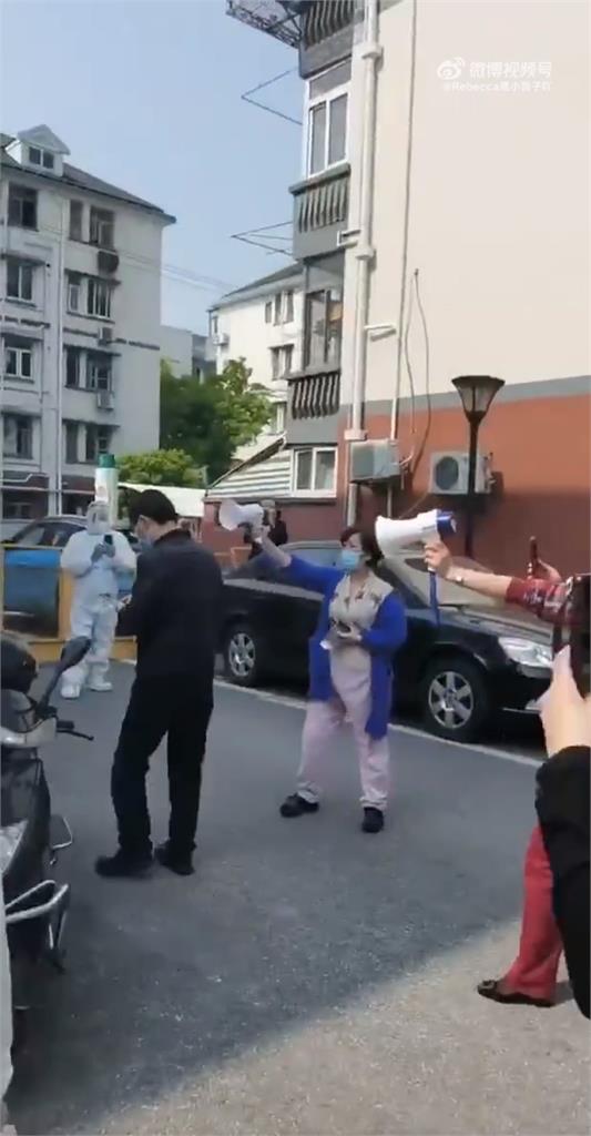 上海人民凍未條!大媽拿大聲公放送「我們要餓死了」笑翻中國網友