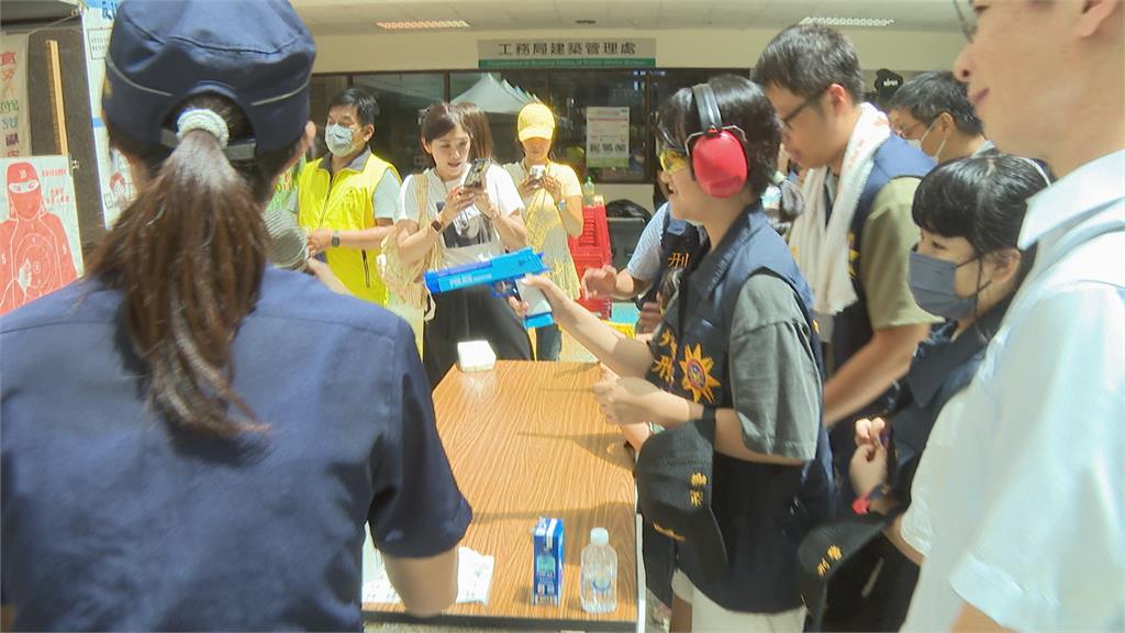 高雄小警消體驗營　120多位小小警消架勢十足