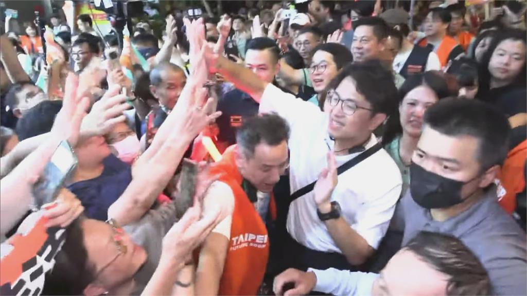 快新聞／「洋流」買爆延三夜市！沈伯洋快閃擋不住朝聖潮　騎樓寸步難行