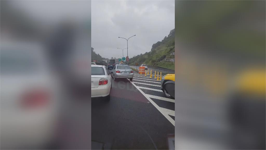 畫面驚人!國1南下汐止出口走山 崩塌土方清除中 主線已恢復2車道通行