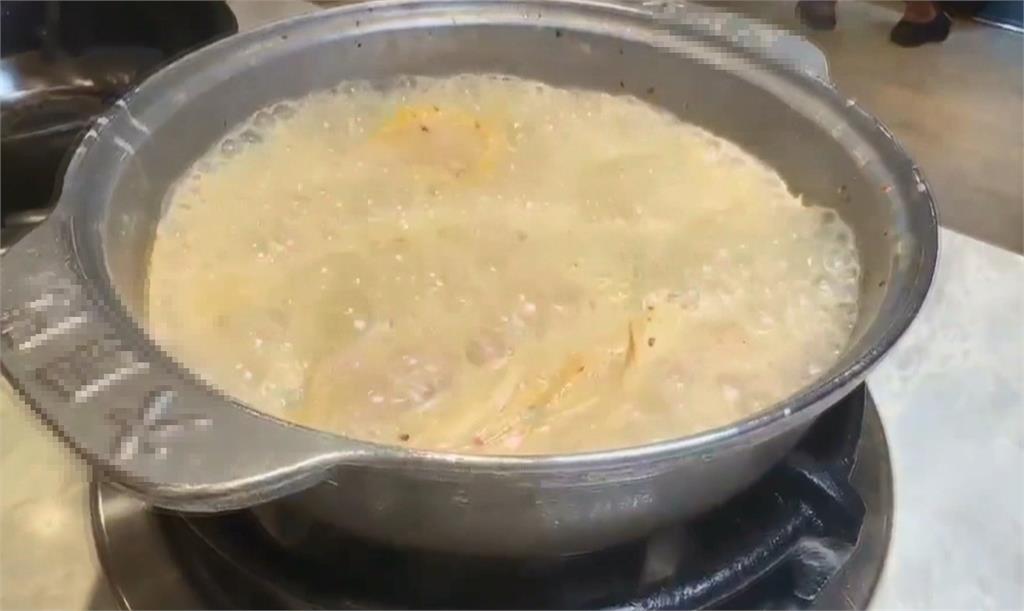 惡搞!火鍋店鍋子遭燒乾「焦黑全毀」 4高中生闖禍落跑被校方抓回店裡道歉