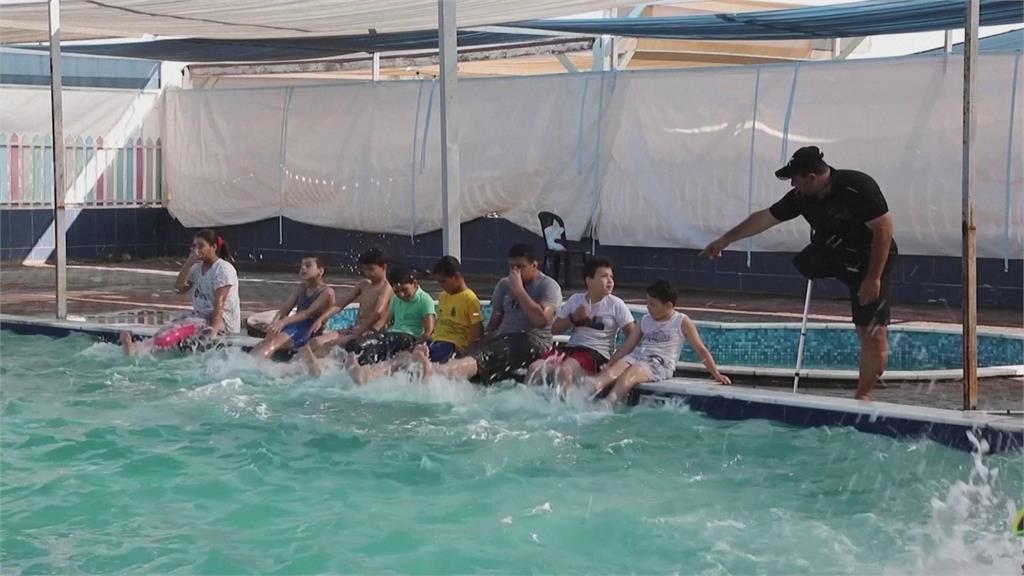 少了右腿一樣能游泳！　巴勒斯坦截肢教練開班授課