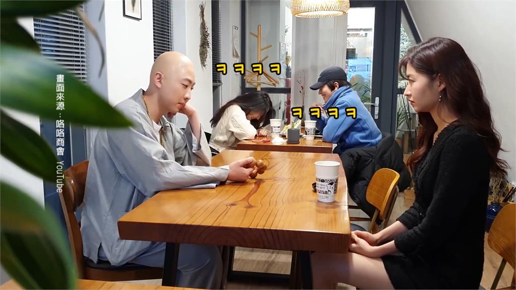 "和尚"當街擁吻女子？男偽裝出家僧眾　民俗專家：行為不妥　褻瀆宗教