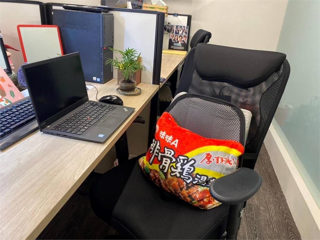 集點免費換!「排骨雞麵抱枕毯」讓你吃著香抱著睡更香啦!