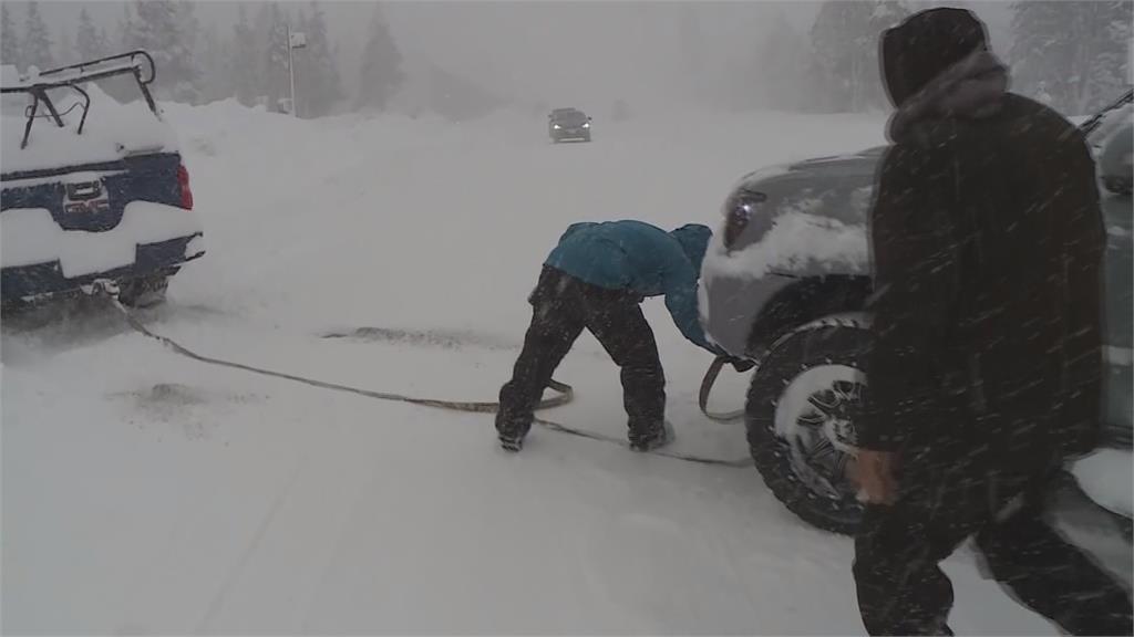 怪獸級暴風雪襲北加州　公路封了160公里