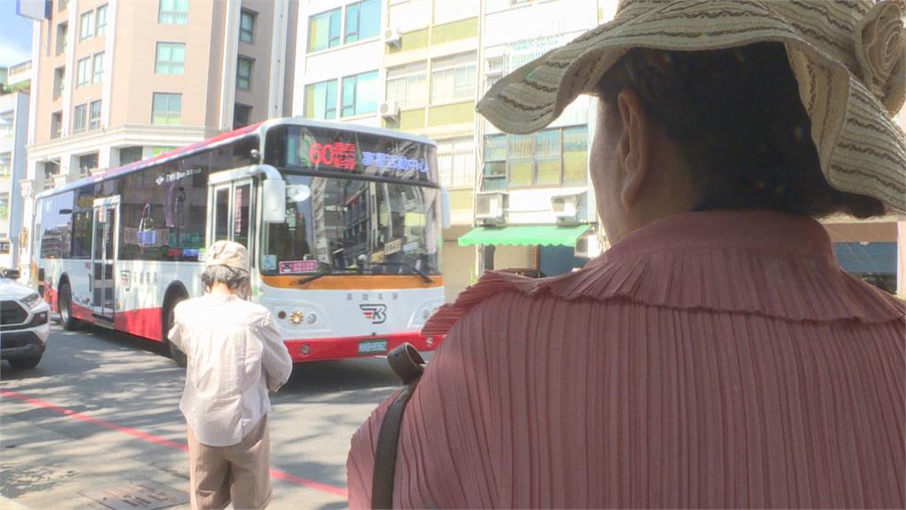 公車站路線圖貼到「兩米高」　眼力考驗？長輩爬座椅閱讀恐摔跤