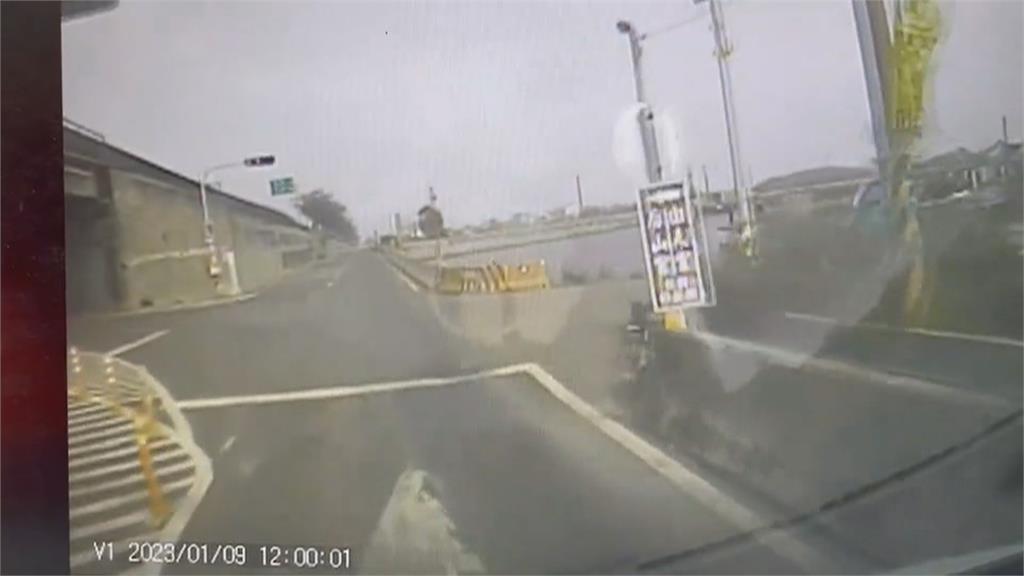 小貨車撞雙載機車 東石老夫妻噴飛失去生命跡象