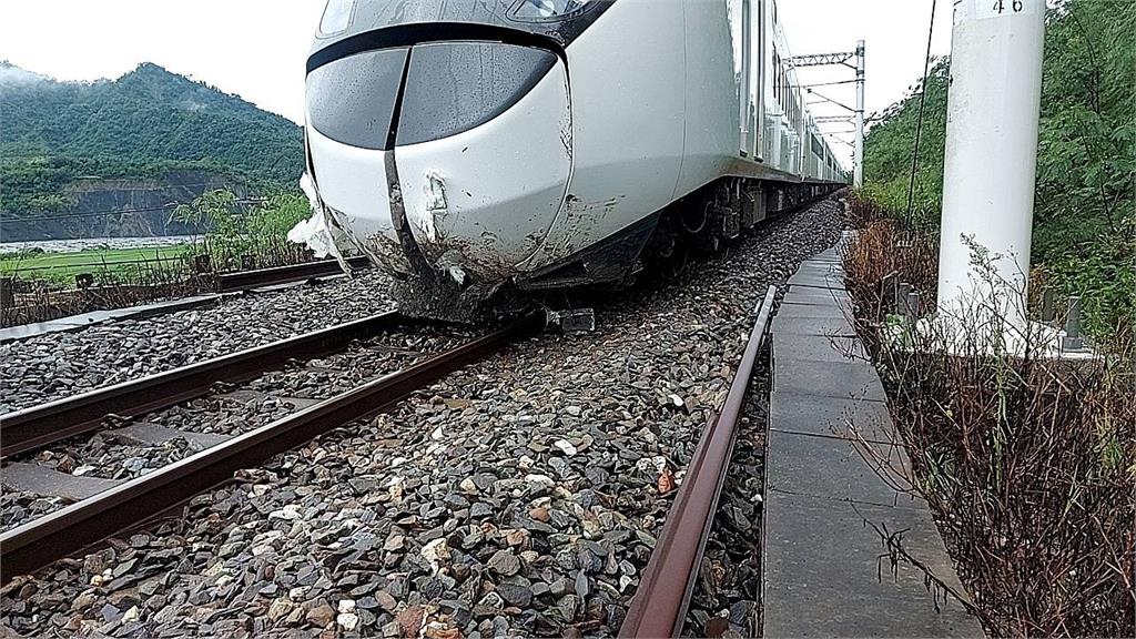 快新聞／新！台鐵新自強號撞擊土堆出軌　山里=鹿野間不通