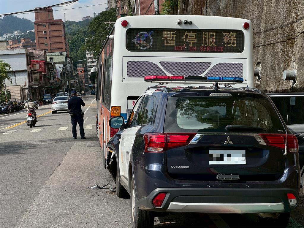 警車追撞公車…客運駕駛尿急停紅線!員警恍神撞上「車頭全毀」畫面曝光