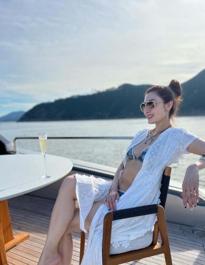 52歲一樣美!李嘉欣「襯衫忘了扣」洩零瑕疵身材 「最美港姐」52歲一樣美!李嘉欣「襯衫忘了扣」洩零瑕疵身材
