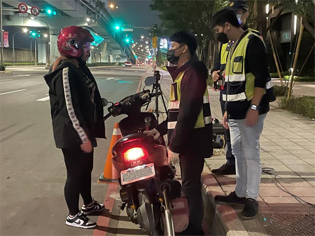 快新聞/機車族注意!改裝排氣管新制上路 新北稽查噪音車取締294件