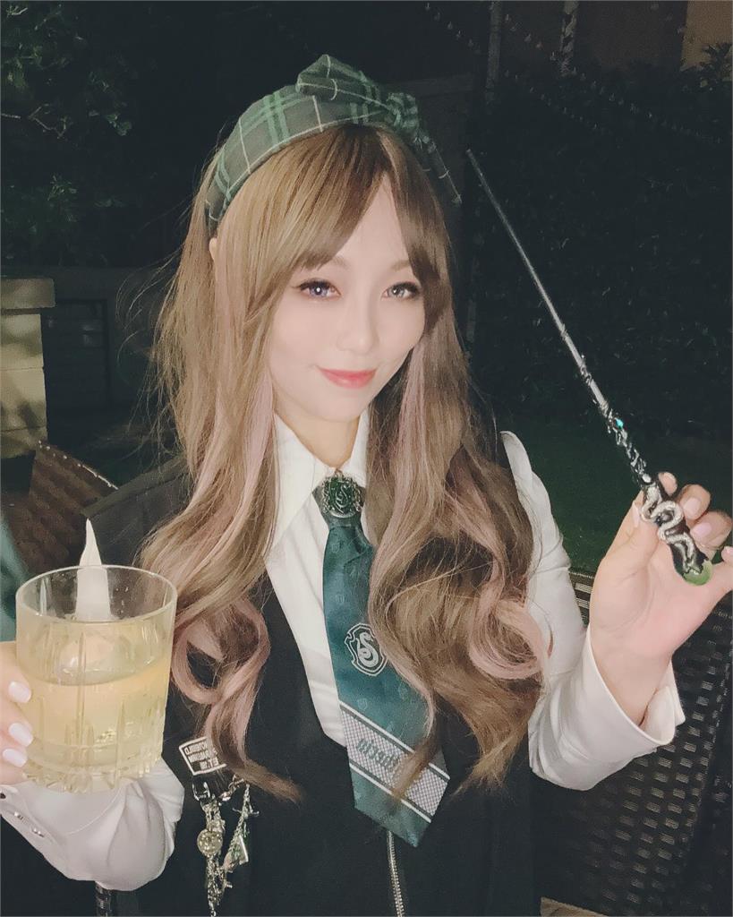 小蜜桃姐姐破尺度辣扮「暗黑緋紅女巫」!網嚇:太扯 小蜜桃姐姐42歲近況曝光!辣扮「暗黑緋紅女巫」真實狀態差很大網嚇:太扯了