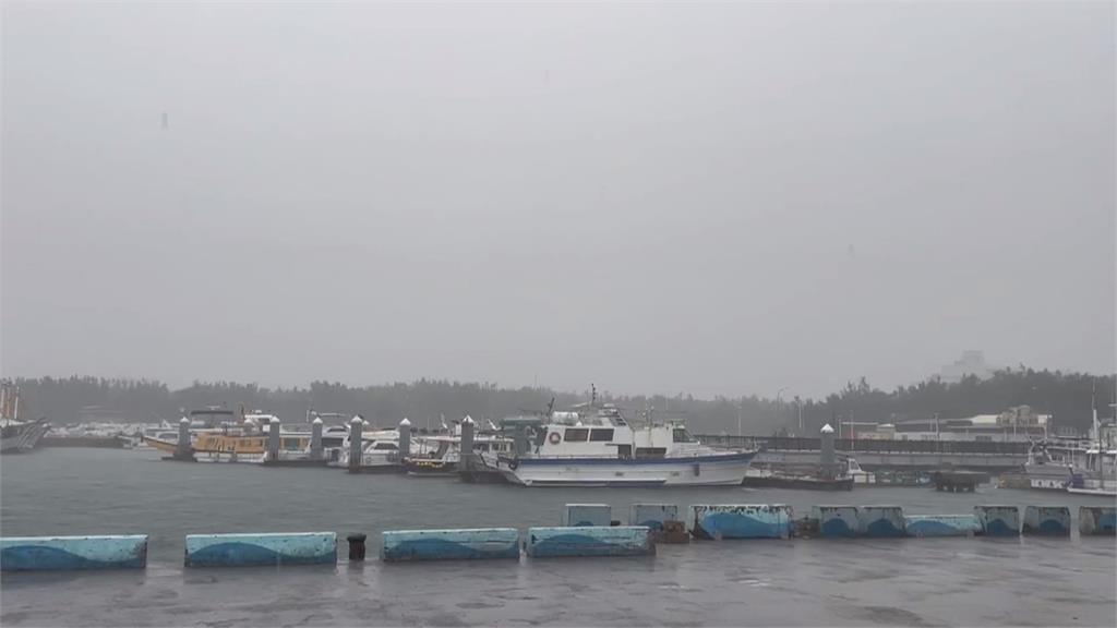 丹娜絲風雨不斷！梧棲漁港風勢強勁掀浪花　沙鹿雨水灌進民宅