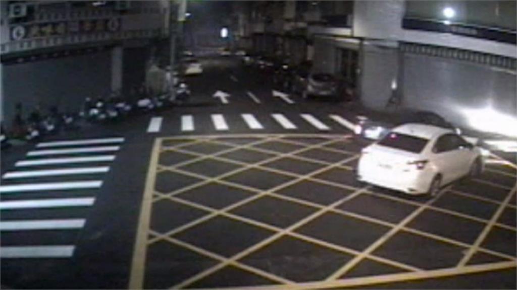 行經無號誌路口未減速!台中兩車碰撞 甩進民宅撞凹鐵門