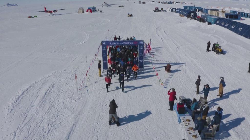 南極-15度低溫與強風　18國62跑者挑戰馬拉松
